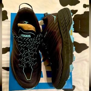 Hola Speedgoat 4 GTX
Size 8.5
Worn less than 5 times.